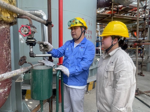 041751593568889517.jpg 妙筆生花的最美宣傳員閆夢在凈化現(xiàn)場向老師傅學習.jpg