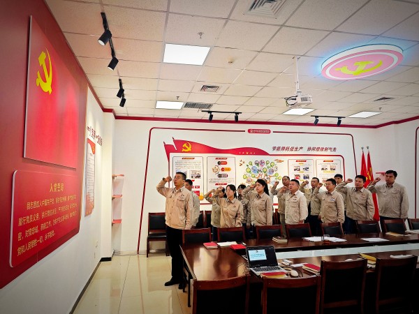 7月17日下午，乙二醇車間黨支部開展”同過政治生日 永葆黨員本色“主題黨日活動，黨員們重溫入黨誓詞.jpg