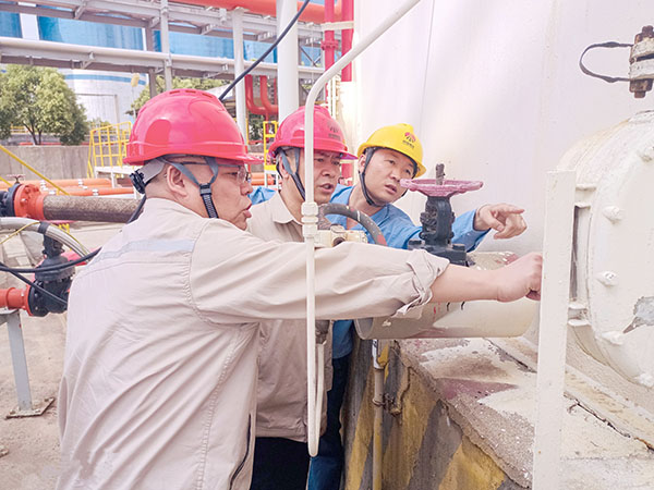 7月30日下午，公司副總工程師、生產(chǎn)部安全風(fēng)險排查工作-圖為630罐區(qū).jpg