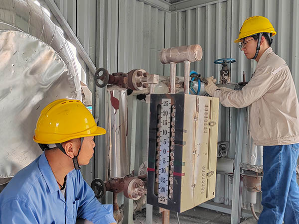 081754625378750631.jpg 魏高強(qiáng)現(xiàn)場指導(dǎo)董宇斌沖洗汽包水位計(jì).jpg