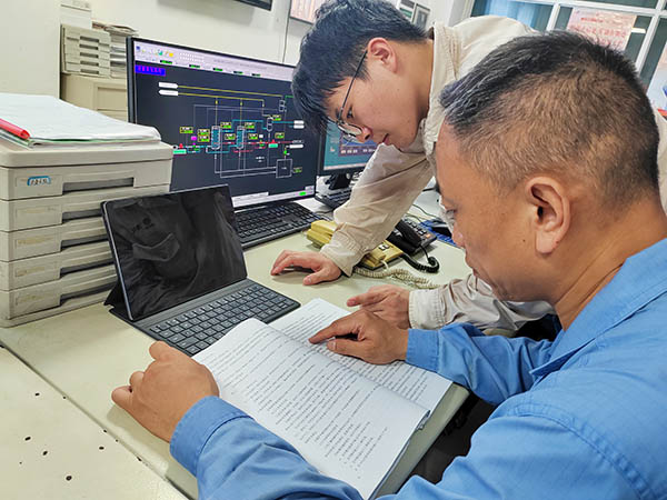 081754625396198715.jpg 魏高強(qiáng)為董宇斌講解鍋爐理論知識(shí).jpg