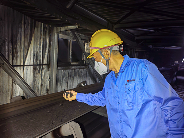 8月14日晚，動力車間運行一班班長閆海斌在原料上煤皮帶處查看燃煤情況 (1).jpg