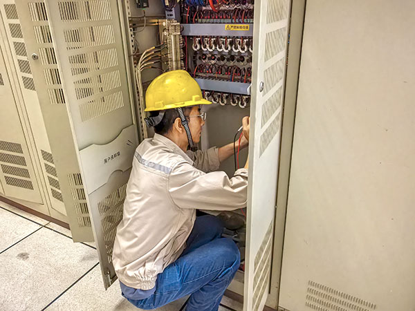 8月20日，電氣人員李強(qiáng)正在排查故障.jpg