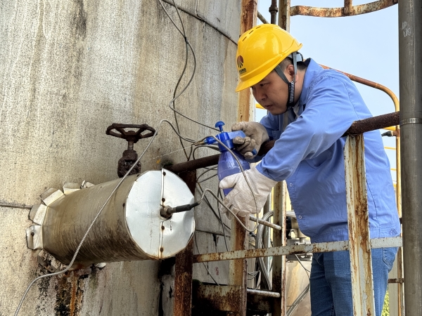 261756194230139462.jpg 崗位人員現(xiàn)場排查隱患.jpg