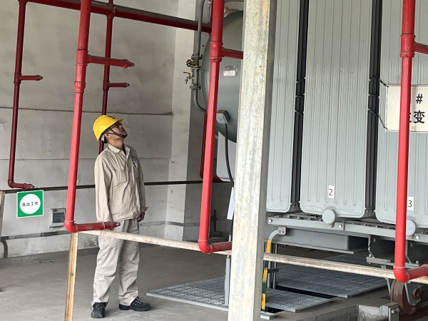 301756521728829420.jpg 運(yùn)行工段長馮向陽正在現(xiàn)場(chǎng)檢查現(xiàn)場(chǎng)工作工況.jpg