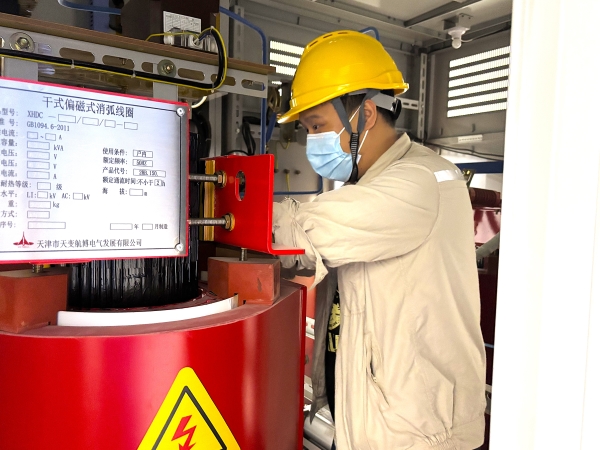 301756521737599103.jpg 運(yùn)行工段員工何馳正在消弧線圈室緊固母線1.jpg