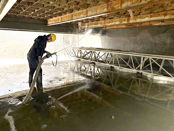 051757059320162443.jpg 9.3工作人員正在清理池內(nèi)淤泥.jpg