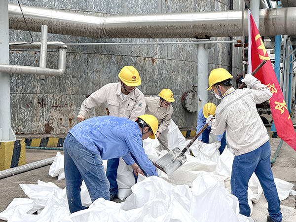 9月10日，動力車間脫鹽水工段團員突擊隊正在分裝石英砂.jpg