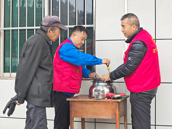 311761883038866768.jpg 2025年10月30日駐村工作隊(duì)家電維修.jpg