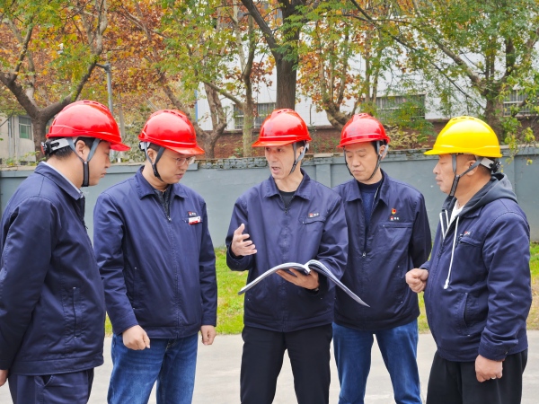 11月5日，公司領(lǐng)導(dǎo)任黨宏深入庫(kù)房檢查 (1)(1)  600.jpg