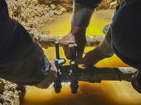 061762411196407008.jpg 現(xiàn)場(chǎng)安裝卡具.jpg