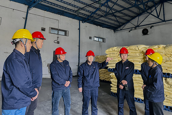 11月6日上午，公司總工程師馬軍忙深入現(xiàn)場開展安全專項檢查，圖為硫磺庫 (1).JPG